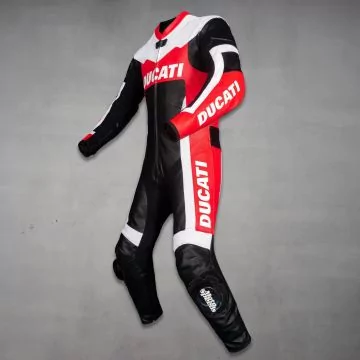 Ducati MotoGP replikadrakt med kneslidere, skrått forfra
