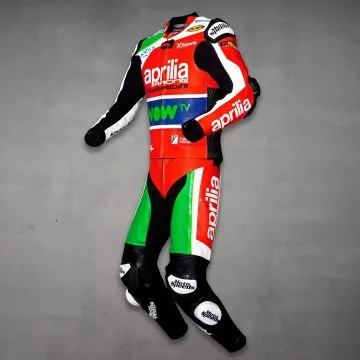 Espargaro Aprilia 2017 racingdrakt i skinn, skrått forfra fra venstre