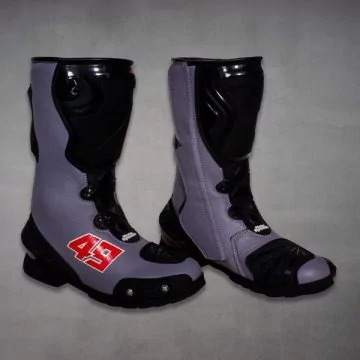 Bottes de course assorties à la combinaison Fabio Di Giannantonio 2022, vue de profil