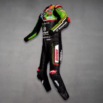 WSBK 黒いスーツ 側面から見た正面図
