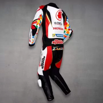 中上貴晶 2019 カウハイドレーシングスーツ 左斜め後ろ