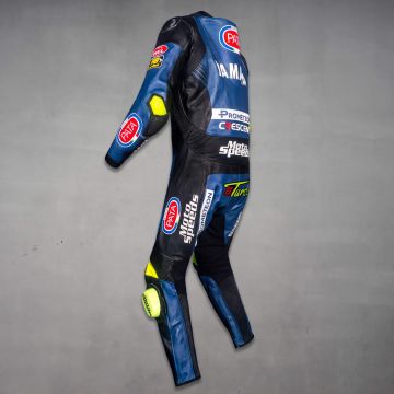 Combinaison Pata Yamaha Toprak Razgatlioglu WSBK 2023 vue du côté gauche