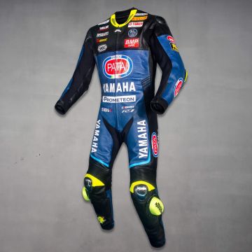 Combinaison Pata Yamaha Toprak Razgatlioglu WSBK 2023 vue de gauche