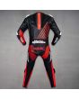 traje cuero para motociclista vista trasera