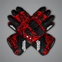 Guantes negros y rojos